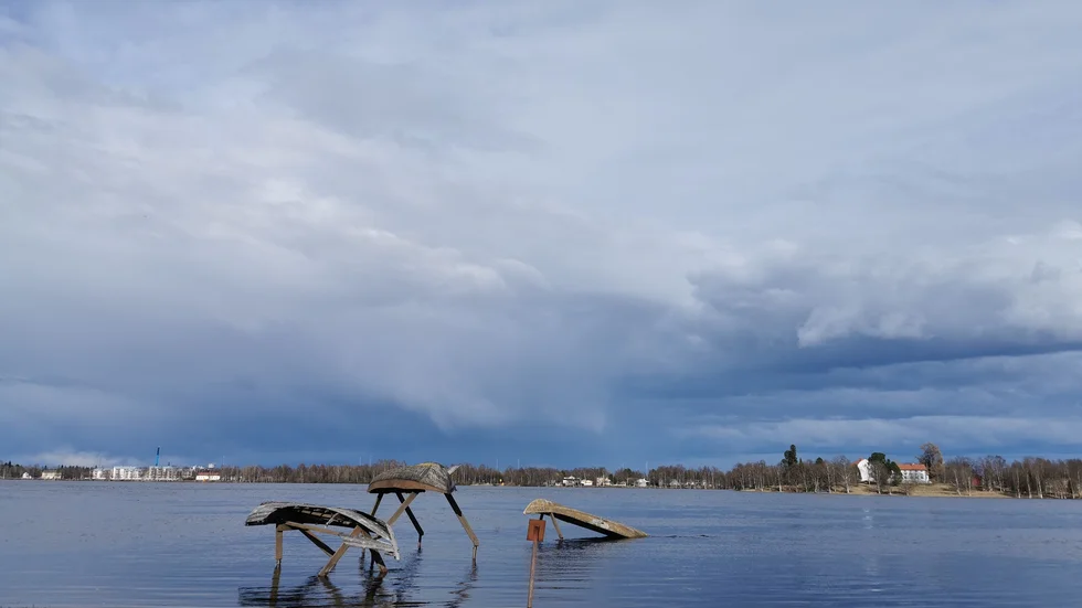 Vårflod i Haparanda. Det är högt vatten i länets vattendrag till följd av vårfloden. I Haparanda får de vilande båtarna känna på vatten. 