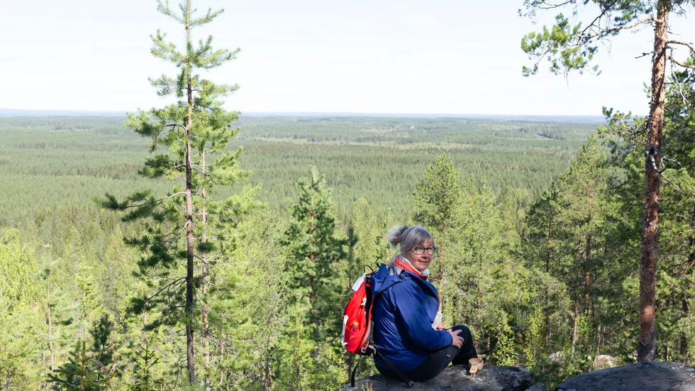 "Många kvinnor jag pratar med känner sig inte säkra i skogen. De oroar sig för björnar eller för att gå vilse. Och det är en helt normal rädsla", säger Ann-Kristin Unander som anordnar skogs-turer för kvinnor. 
