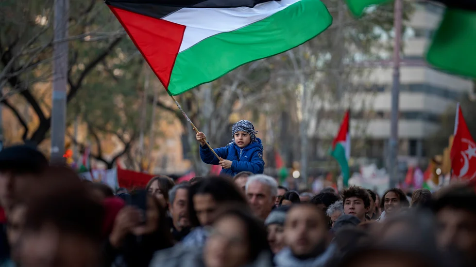 En pojke med en palestinsk flagga under en propalestinsk demonstration i spanska Barcelona i januari.