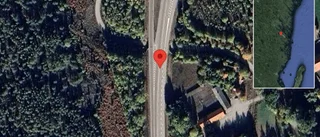 Personbil i singelolycka på E22