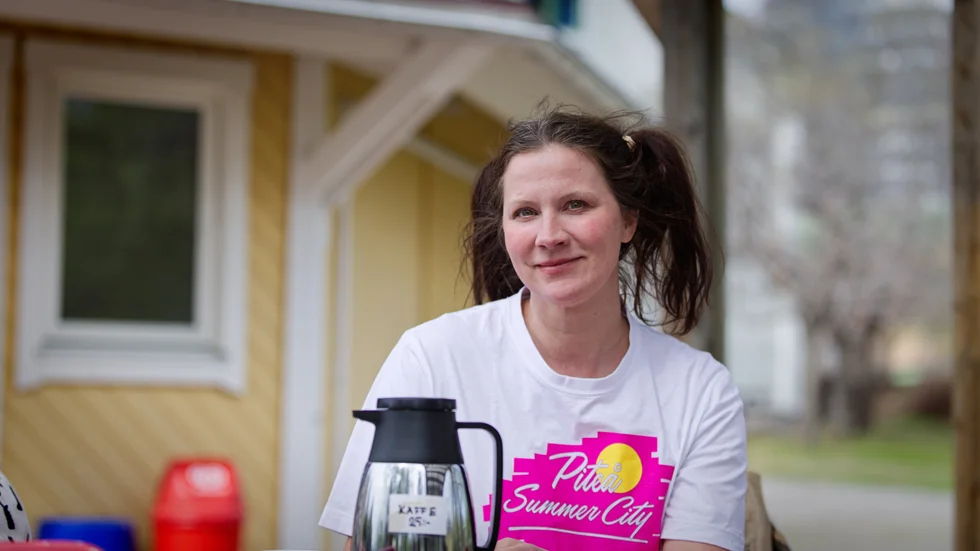 Tina Sandström är övertygad om att hon ska öppna kaféet till helgen, trots att kommunens parkchef inte är säker på att det blir någon verksamhet i Badhusparken i år. "Så här är det alltid, det är tusen lösa trådar", säger Tina.