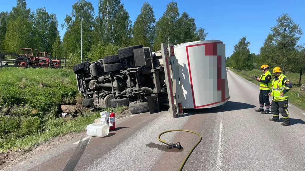 En sopbil välte på en väg söder om Ödeshög. En person fördes till sjukhus.