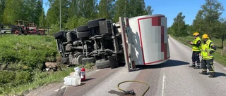 Man förd till sjukhus efter att sopbil vält i trafikolycka