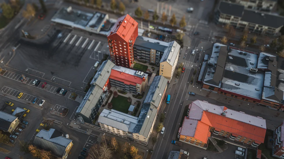 "Det finns en utbredd uppfattning att det som kommer från kommunhuset är tokigt och fel. Den uppfattningen underbyggs också ofta av PT som väljer att i reportage och rubriker fokusera mer på det negativa än det positiva", skriver insändarskribenten. (Arkivbild)