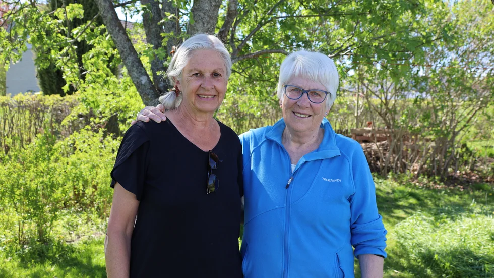 Susanne Lundin och Ingalill Swanström har tillsammans stickat halsdukarna som klär statyerna.