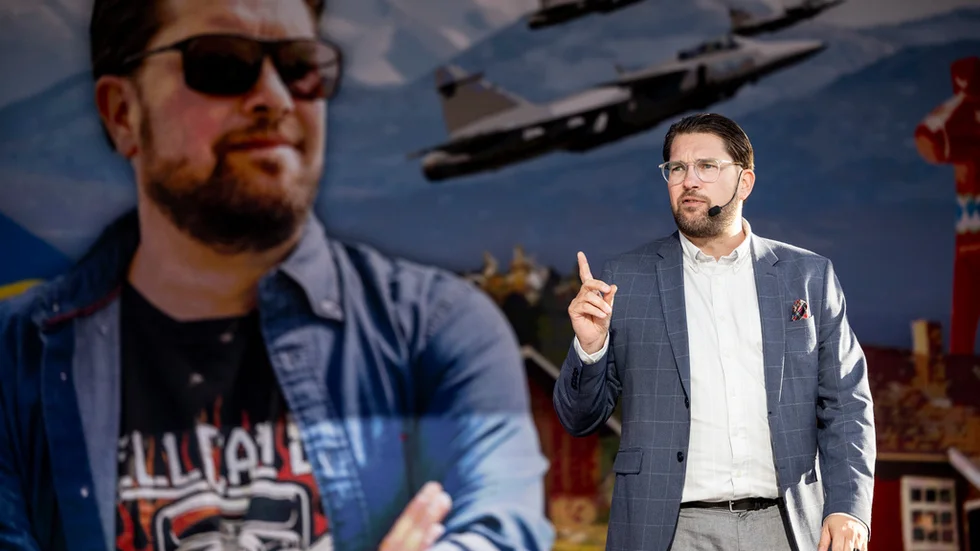 När journalister konfronterar Jimmie Åkesson om uppgifterna svarar han hånfullt och skrattar bort det, skriver Veronica Palm.
