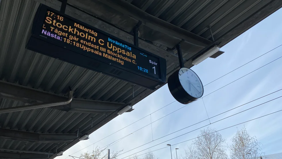 I augusti behövde många resenärer bekanta sig med den här synen. Endast sju tåg av tio var i tid under den aktuella månaden.