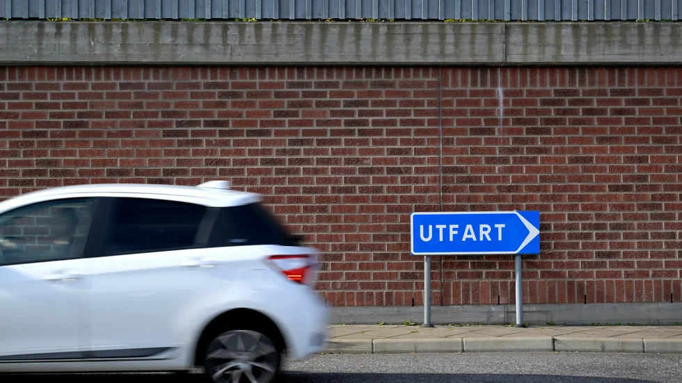 När kvinnan lämnat verkstaden har hon märkt att AC:n, trots reparation, inte fungerar. 