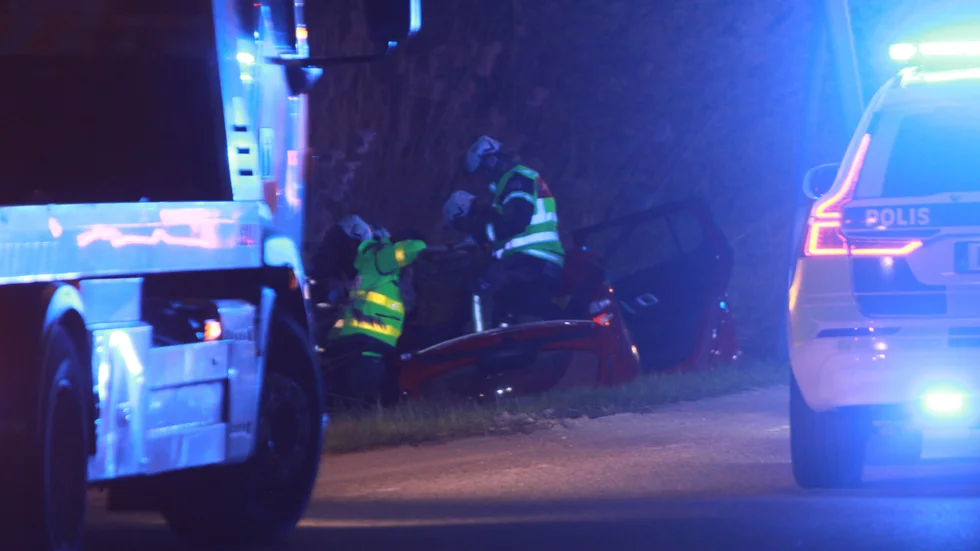 Räddningstjänsten behövde klippa upp bilen.