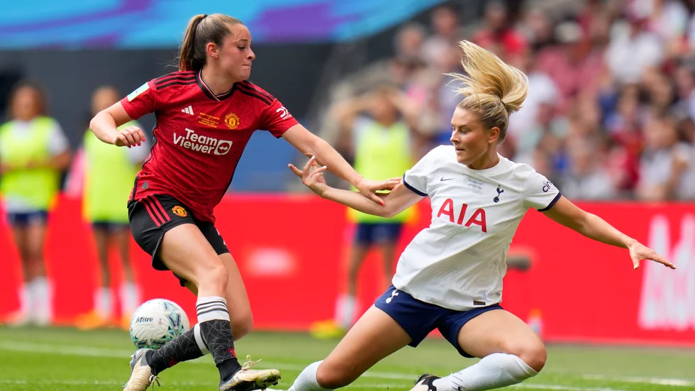 Manchester United och Ella Toone (1–0-målskytt) körde över Amanda Nildén (till höger) och hennes Tottenham i FA-cupfinalen. United vann med 4–0 på Wembley.