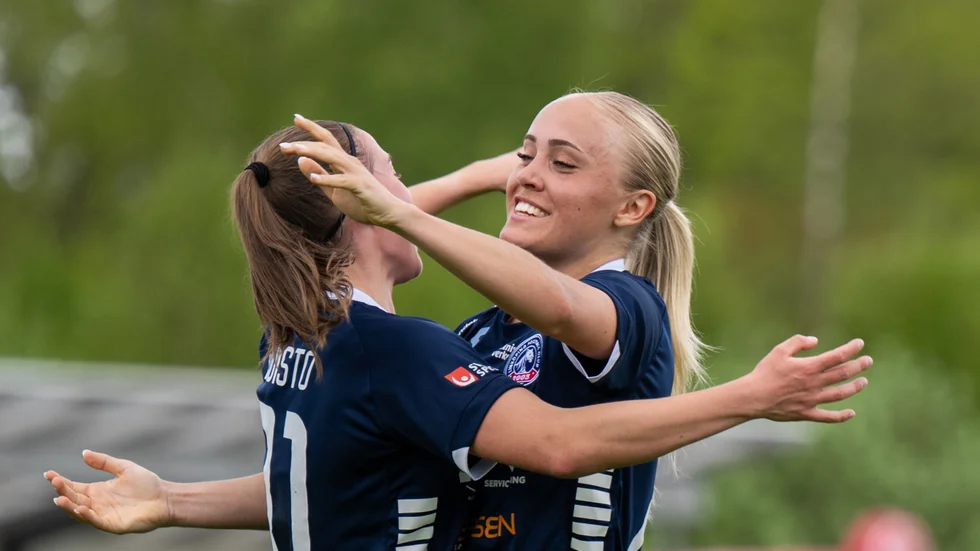 Alva Selerud kramas med Vilma Koivisto.