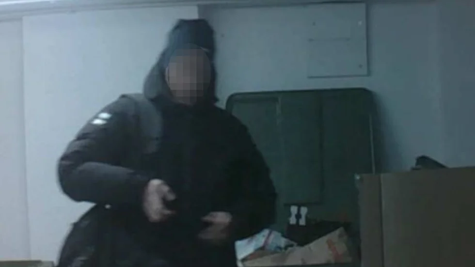 Mannen filmades med dold kamera i Eskilstuna samma dag som han greps. Däremellan var han till Nyköping för hämta vad han trodde var ett kilo hasch.