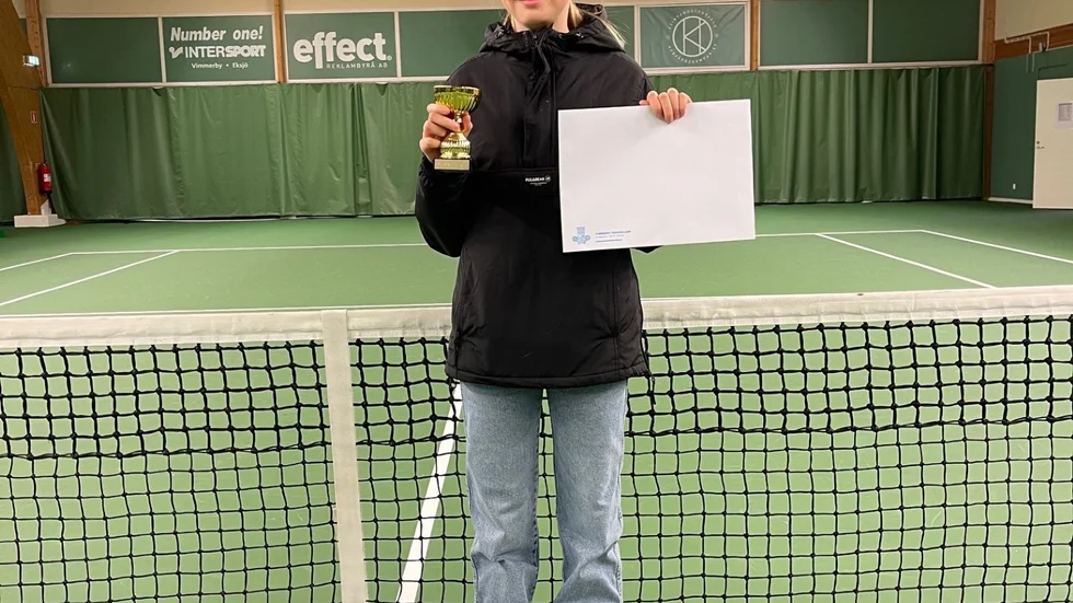 Elin Tunek tilldelades priset ”Till Johan Berlins Minne” 2023 för sin träningsflit och stora framsteg inom tennisen.