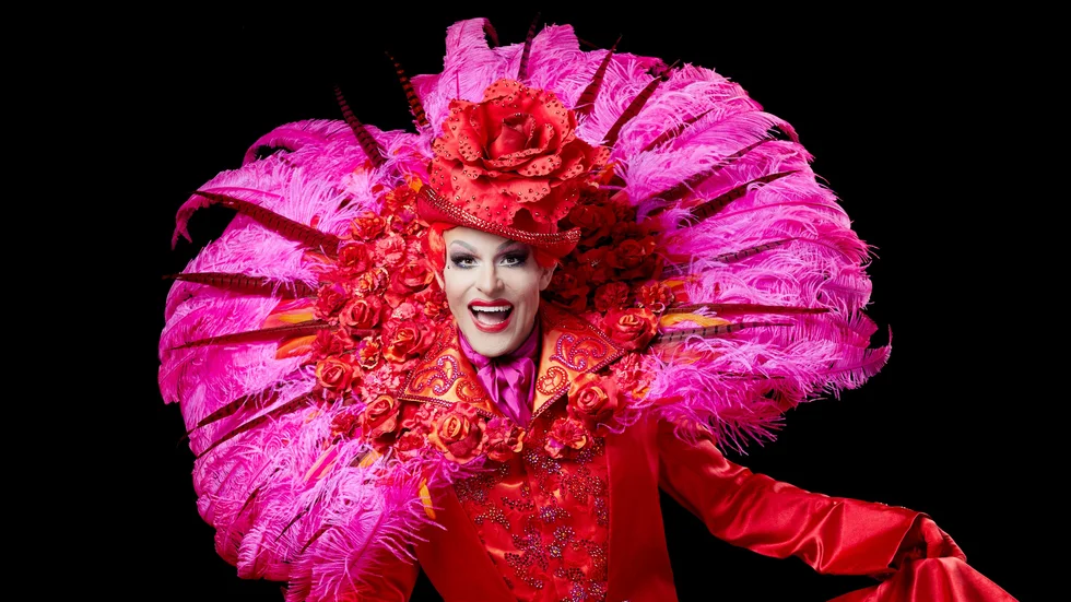 "En sagostund där barn får allt de gillar på en och samma gång. Glitter, smink, teater, utklädnader, show och sagoläsning. Dragqueens skadar inte barn, däremot gör förlegad inskränkthet det", skriver tidningens krönikör Malin Johansson.