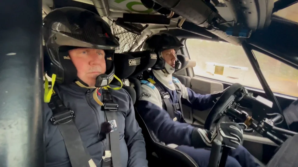 SN:s reporter Magnus Grimstedt mycket sammanbiten bredvid Patrik Flodin.