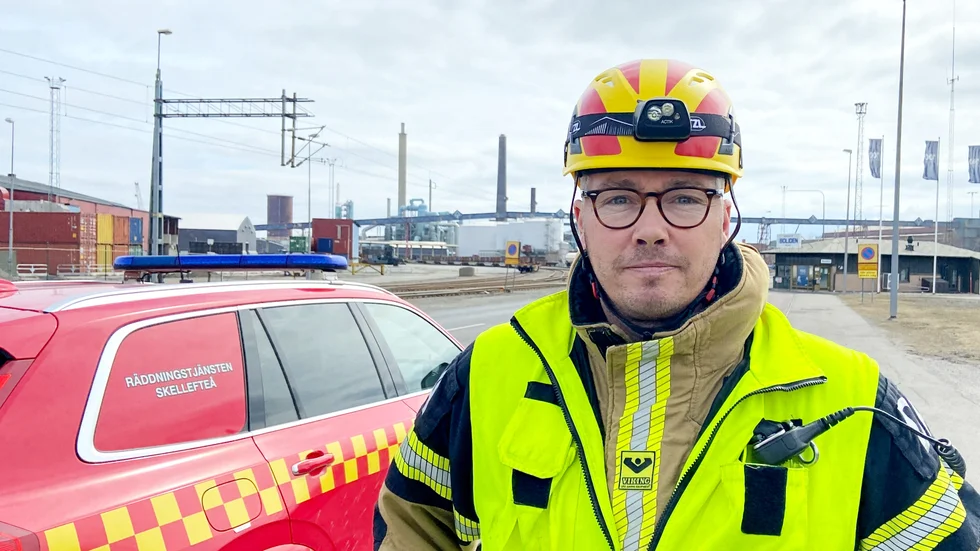 Daniel Andersson, styrkeledare på räddningstjänsten i Skellefteå. ”Personalen på plats har kunnat hantera det själva, men vi åkte hit för att kunna säkra upp om det skulle bli något mer”, säger han.