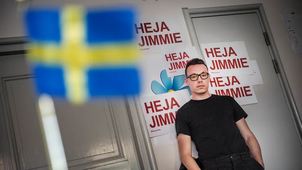 Joakim Wallerstein, SD:s kommunikationschef, är mycket noga med att informera sina anställda om att dörren mellan partiet och de anonyma trollkonton man jobbar med måste hållas stängd.
