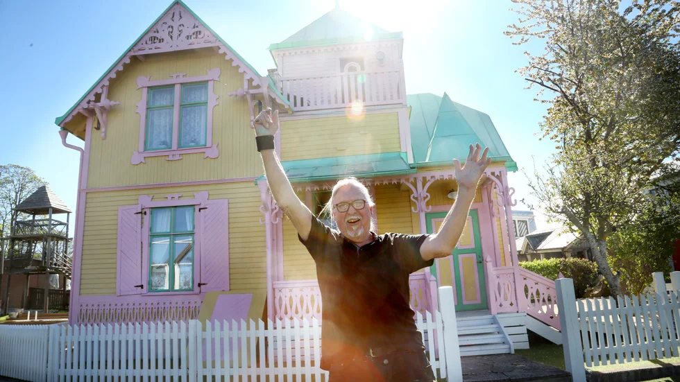 Christian Bjering berättar hur han för drygt 40 år sedan fick försöka bygga upp miljöerna i Villa Villekulla så att de såg ut som på tv. De filmbilderna hade filmats i studio.