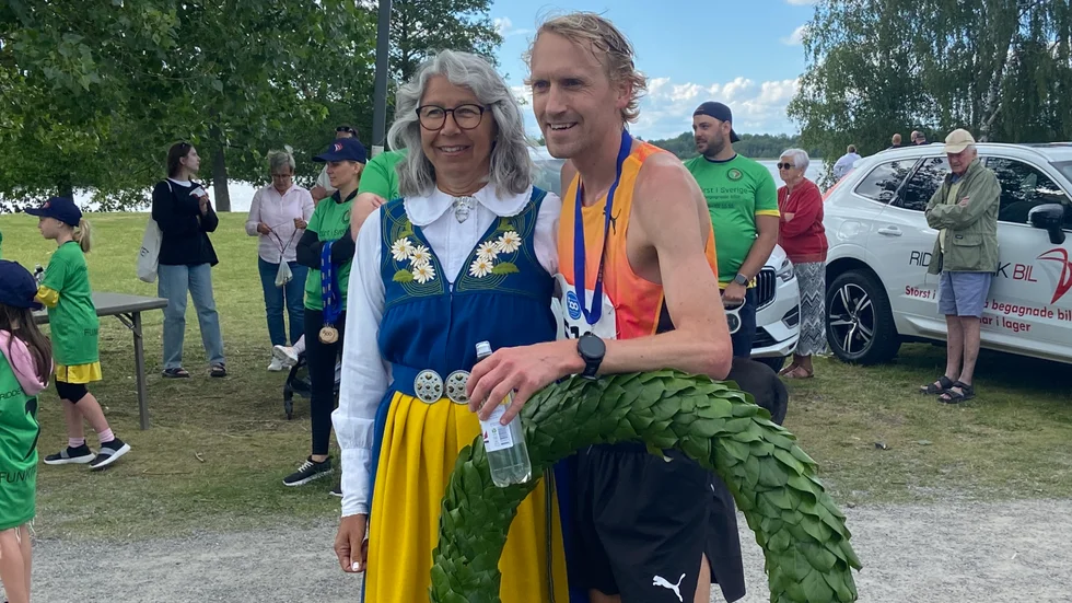 Långlöparen David Nilsson, som är etablerad i den svenska eliten, fick segerkransen av Marie Öqvist.