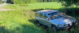 En person till sjukhus efter singelolycka på väg 374