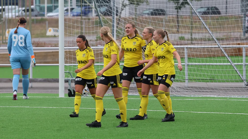 Nathalie Johansson firar 2-0 för Vimmerby IF mot Lindö med lagkamraterna.