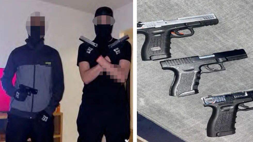 22-åringen och 21-åringen poserade, enligt åklagaren, med tre skjutvapen. Bilderna hittades i 21-åringens mobiltelefon. Linköpings tingsrätt anser dock inte att det är bevisat att det är 22-åringen på bilden. (Bilderna är hämtade ur förundersökningen.)