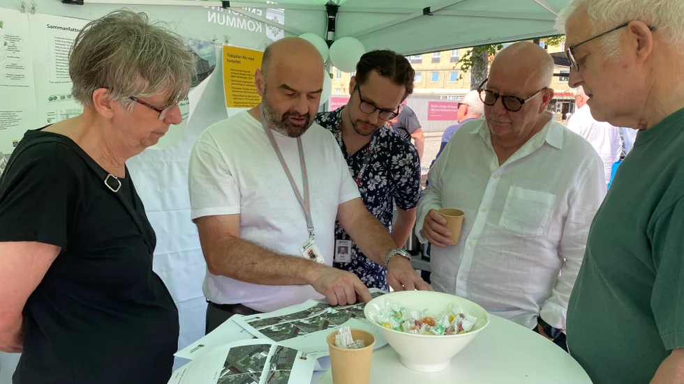 Stattmingel på torget i Enköping. Frågan borde vara föremål för lokal folkomröstning, menar insändarskribenten.