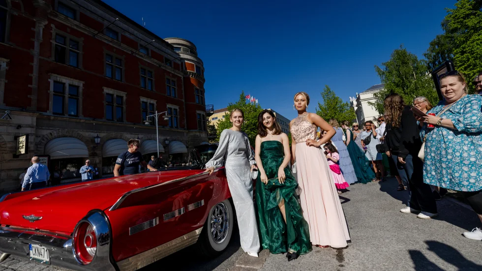 Amelia Pesi, Reem Elias och Emma Järvenpää Espling går alla ut natur och ikväll är det dags för studentbal. "Det känns jättekul och spännande att vara här", säger Emma när de stiger ur en röd cabriolet för att gå in och mingla i Stadsparken och de övriga två instämmer. Fast de känner samtidigt att de blir väldigt uttittade. "Men det är kul, vi gillar uppmärksamhet", tillägger hon glatt.