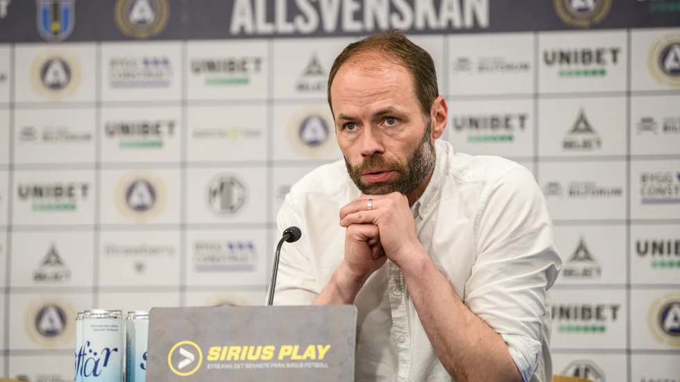 Andreas Alm med besviken blick efter en ny smäll där Sirius vann på Studenternas med 5-1.