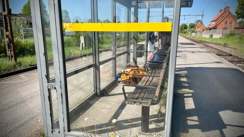Mannen på perrongen bor fortfarande kvar men riskerar att utvisas.