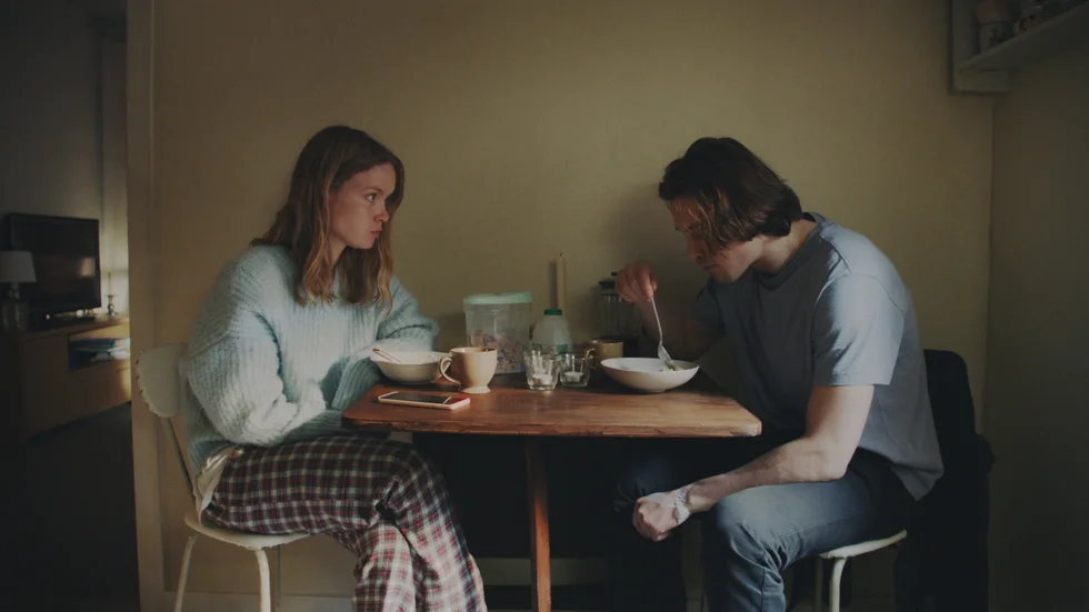 SVT blir nya hemvisten för Matilda Kjellström och Simon Lööf, som Siri och David i tv-serien "Threesome". Pressbild.