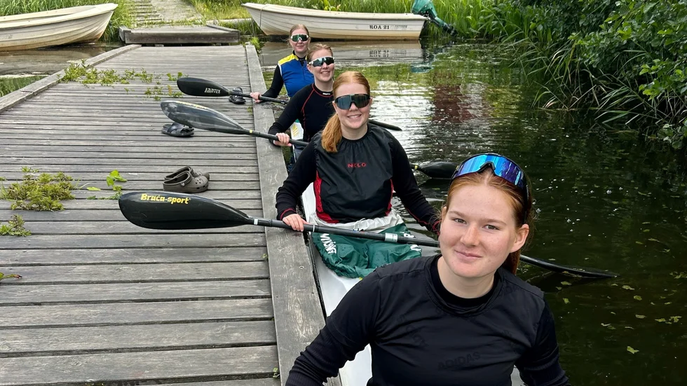 Alla fyra systrar Lindén tävlade för Nyköpings KK under kanot-SM i Jönköping. "Det är nog ganska unikt", säger näst äldsta systern Moa - näst längst bak i bild. Framför sitter de yngre systrarna Milla och Meja, längst bak sitter äldsta systern My Lindén.