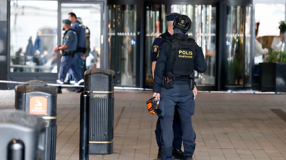Bombtekniker på plats vid Stockholms centralstation.