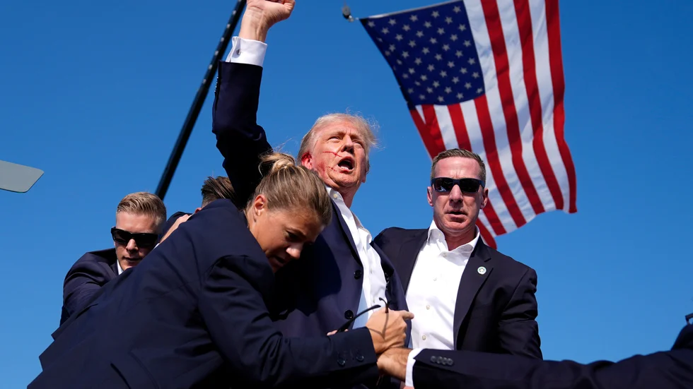 Republikanernas presidentkandidat Donald Trump blev utsatt för ett mordförsök under ett kampanjmöte i Pennsylvania.