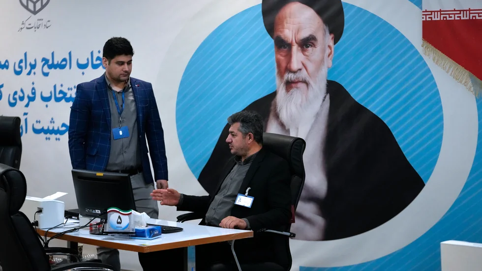 Ett porträtt av den framlidne islamistiske revolutionären Ayatollah Khomeini övervakar rösträkningen vid presidentvalet som hölls i Iran tidigare i år. Det religiösa Väktarrådet avgör vilka kandidater som får ställa upp. Politisk och religiös fundamentalism håller demokrati och friheter borta för vanligt folk. 