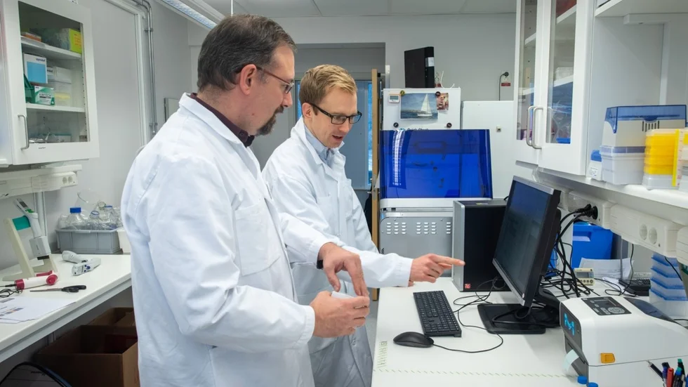 Henrik Gréen och Niclas Björn är två ur den grupp forskare som har arbetat fram modeller vilka kan förutsäga risken för nervskador vid cancerbehandling. "Det är definitivt ett stort genombrott", säger Henrik Gréen.