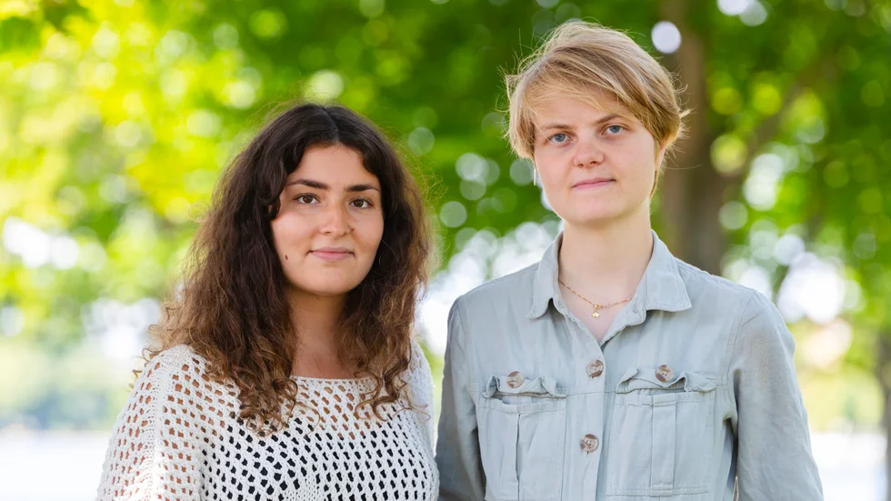 Siri Magnusson och Elna Lundgren, reportrar MVT. Nu ska de släppas ut i det vilda. Och ta sig hem. 