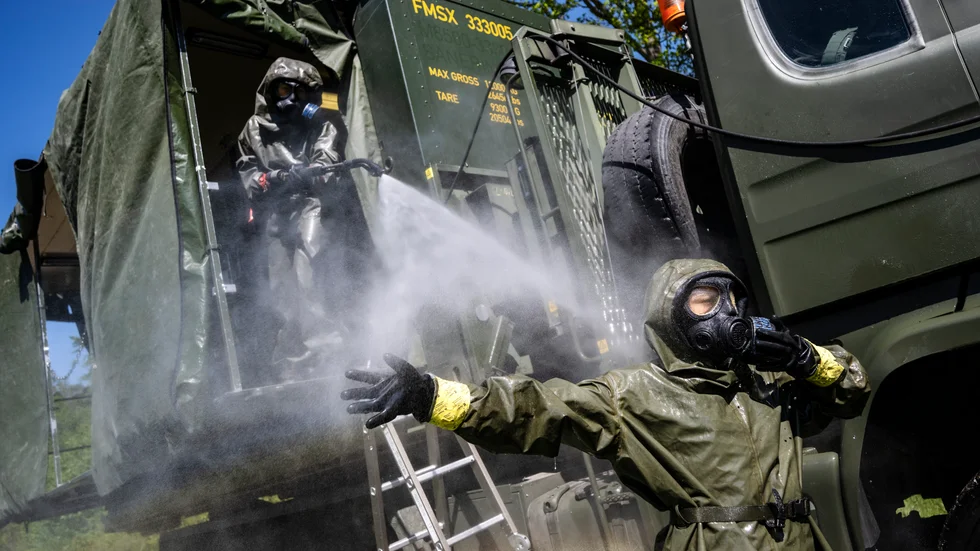 Sanering av soldat innan ombordstigning i containern med Saneringsutrustning 06/S då de värnpliktiga i CBRN-kompaniet har slutövning på övningsområdet i Karlskrona i maj 2024.