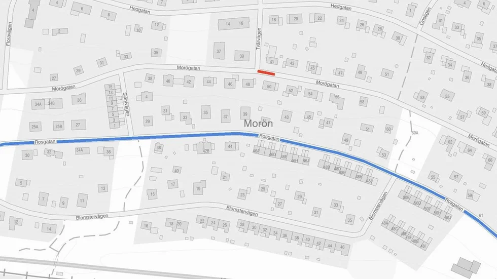 Trafiken leds om via den blå linjen. Den röda markeringen visar själva vägavstängningen.