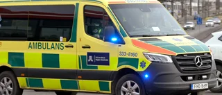 Ambulans voltade efter krock med A-traktor