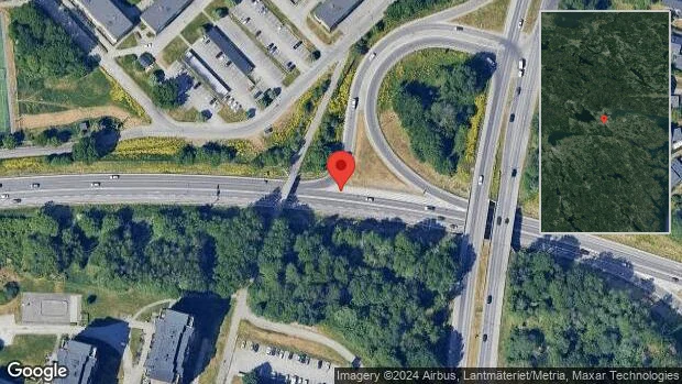 Stillastående personbil skapar problem på E22