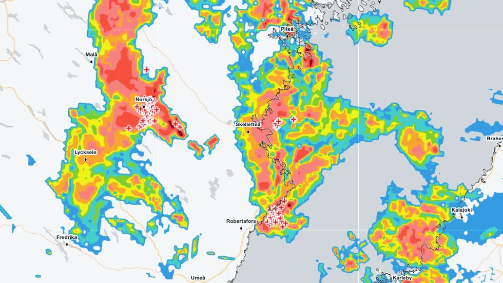 Det har åskat kraftigt på flera håll. Bilden visar hur det såg ut 06.30. Ju rödare färg desto mer nederbörd och varje plustecken motsvarar en blixt, enligt SMHI.