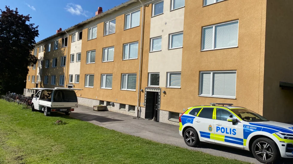 Polisen var på plats efter lägenhetsbranden på Kapellvägen under natten till 19 augusti.