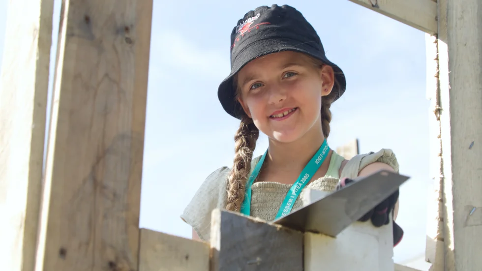 Majken Lindgren, 9 år, har varit med på lägret i flera år. "Jag har varit med och byggt i tre år, men jag har varit med sedan jag var jätteliten för jag har hjälpt mina brorsor också", säger hon.