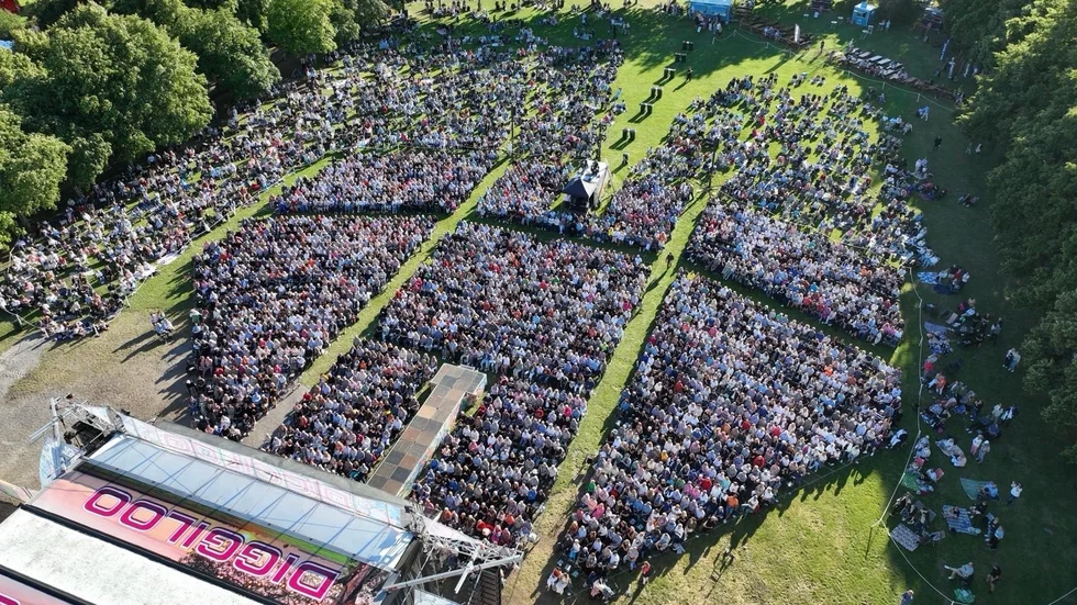 Folkligt, festligt, fullsatt på Stångebrofältet. 