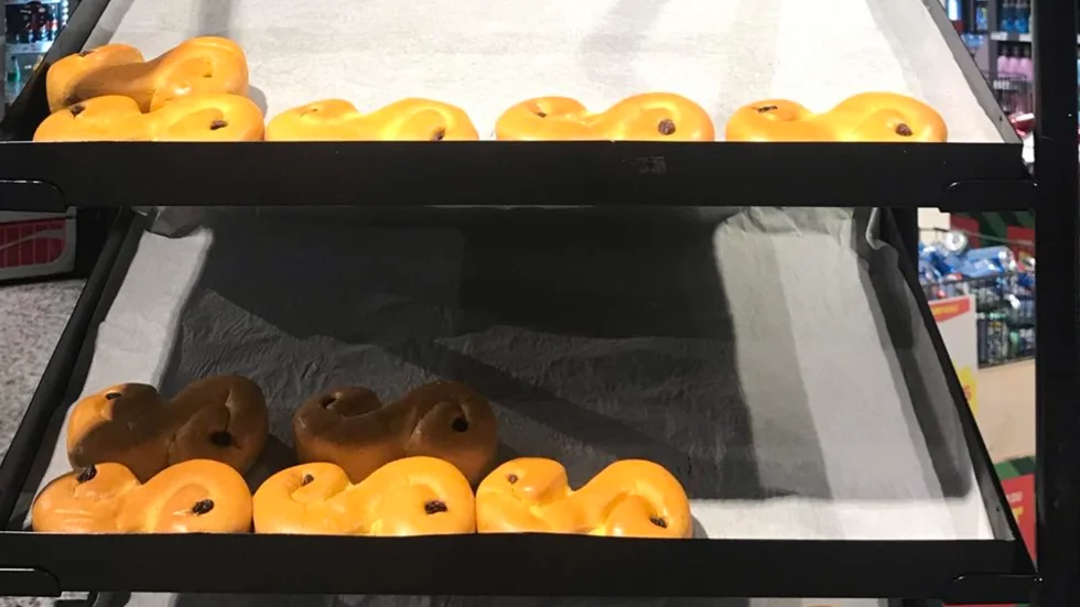 Lussebullar till salu mitt i sommaren på Coop/Matpiraten i Flen.