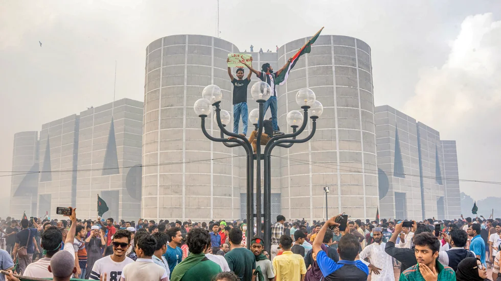 Demonstranter firar utanför parlamentet i Dhaka efter att premiärministern i Bangladesh avgått under måndagen.
