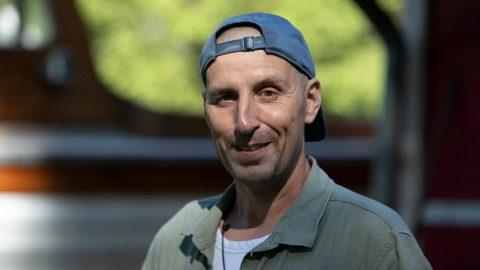 46-årige Daniel Hornberg rekommenderar alla som känner sig sugna att prova på att ha träbåt. 