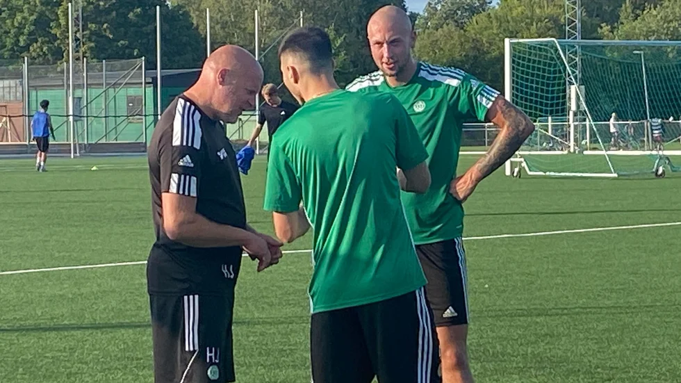 ESK:s senaste nyförvärv Linus Svensson längst till höger i bild, tillsammans med målvaktstränare Henrik "Henkan" Johansson och Mattias Özgün. 