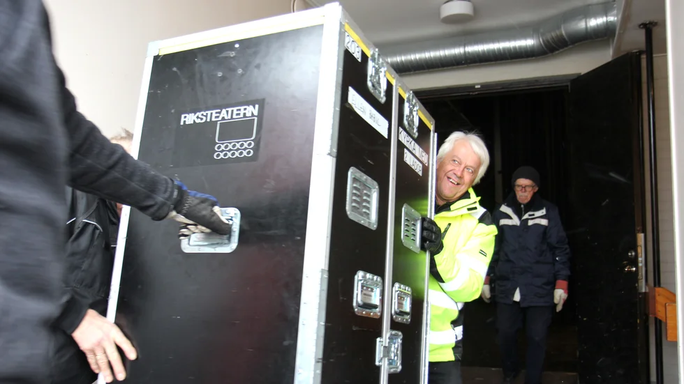 Stefan Skimutis, från Sudrets teaterförening, är en av många frivilliga bärare som hjälps åt för att snabbt få allt på plats inför kvällens föreställning.